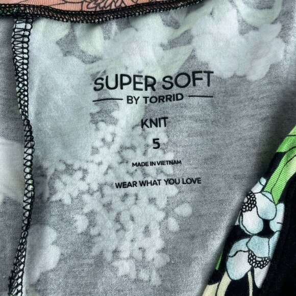 Torrid Womens Super Soft Floral Black V-Neck Knit Top Size 5X Rayon NWT 3313 - Picture 6 of 9